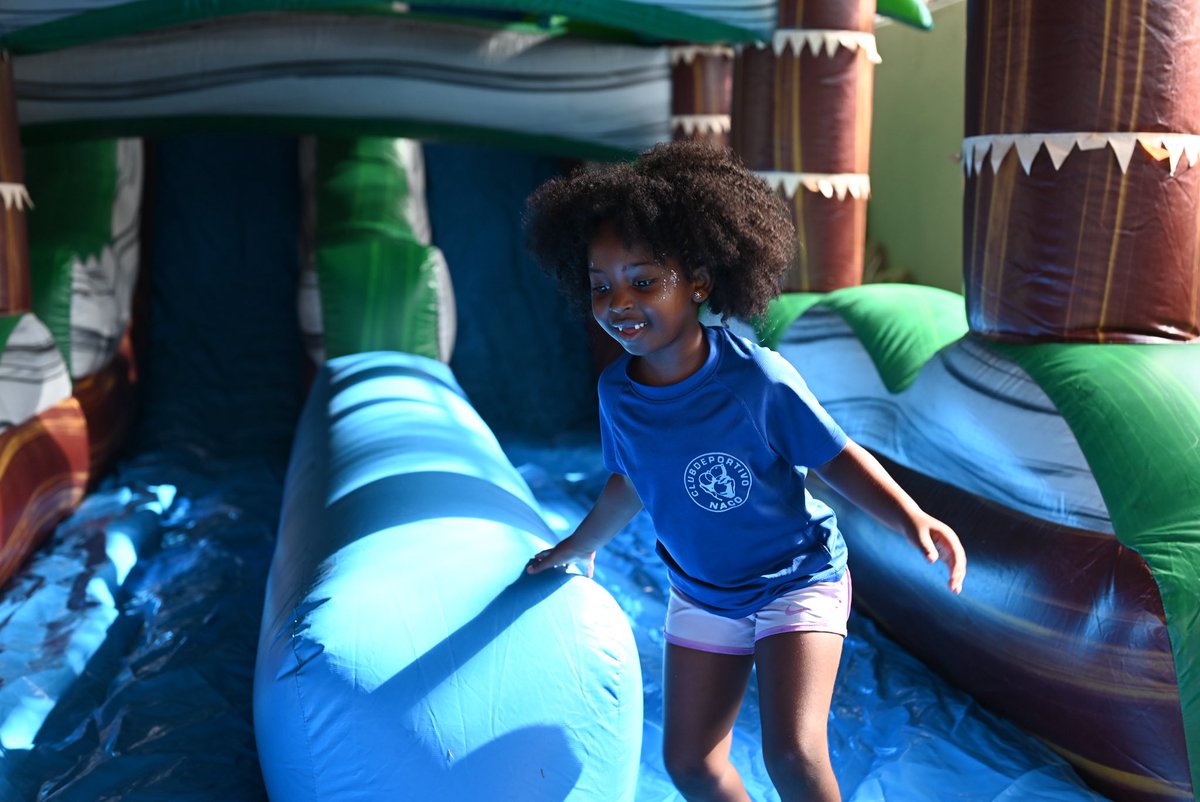 Jueves Divertido en nuestro campamento de verano. 🙌💙

Desde las 9:00 a.m. las canchas multiusos se llenaron de colores, risas, personajes animados y mucha energía.

Los niños disfrutan de inflables, juegos, música y sorpresas que hacen de este día uno para recordar. 😄🎈