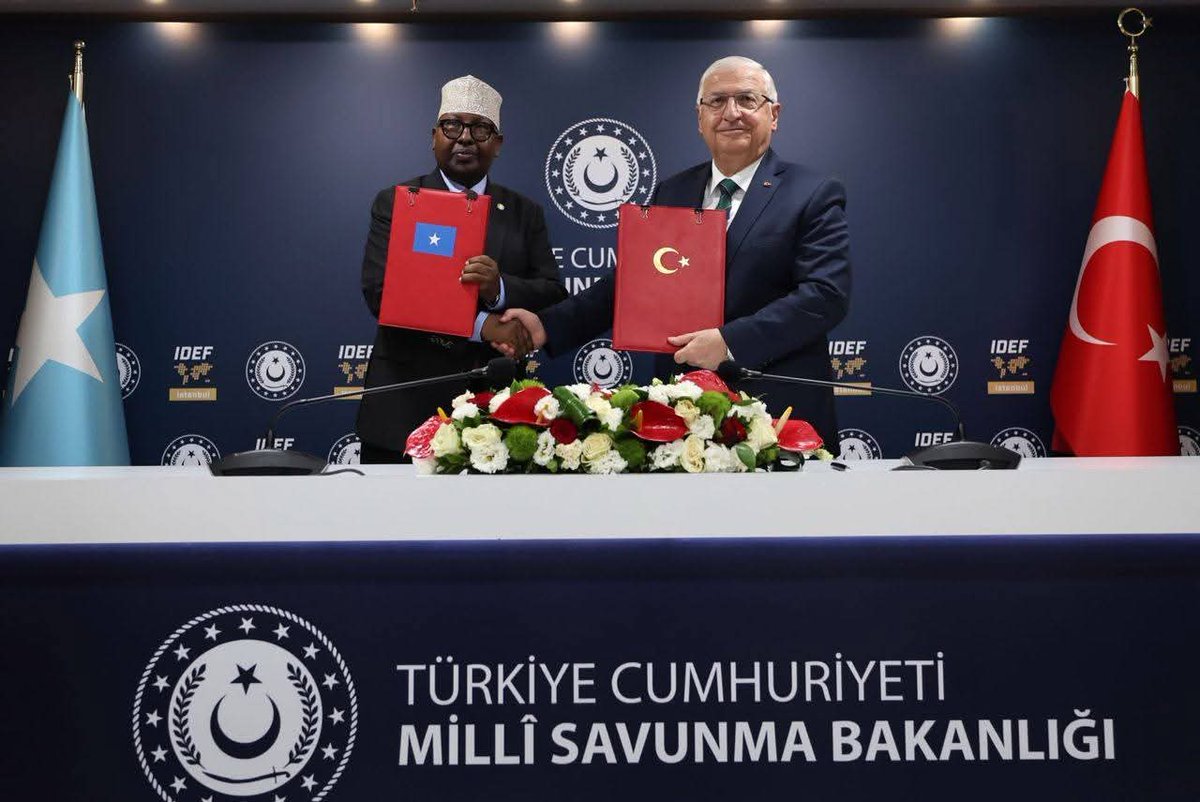 SONNALIVE's tweet image. Somali Defense Minister Ahmed Ma'allin Fiqi & his Turkish counterpart Yaşar Güler signed a revised financial aid protocol in Istanbul today. This vital agreement deepens strategic partnership, focusing on advanced training, equipping, and capacity building for the Somali National…