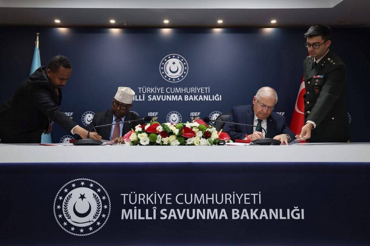 SONNALIVE's tweet image. Somali Defense Minister Ahmed Ma'allin Fiqi & his Turkish counterpart Yaşar Güler signed a revised financial aid protocol in Istanbul today. This vital agreement deepens strategic partnership, focusing on advanced training, equipping, and capacity building for the Somali National…
