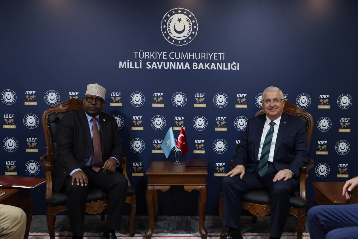 SONNALIVE's tweet image. Somali Defense Minister Ahmed Ma'allin Fiqi & his Turkish counterpart Yaşar Güler signed a revised financial aid protocol in Istanbul today. This vital agreement deepens strategic partnership, focusing on advanced training, equipping, and capacity building for the Somali National…