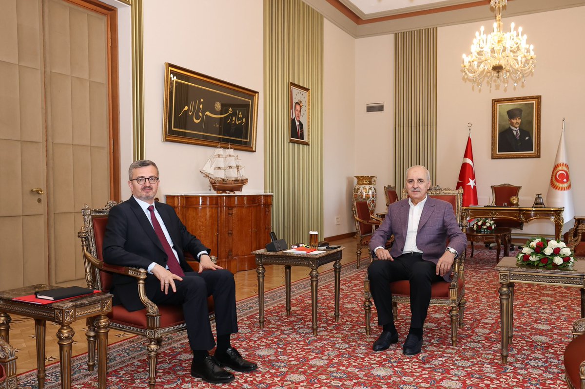 Presidency’s Head of Communications Burhanettin Duran paid a visit to Speaker of the Grand National Assembly of Türkiye (GNAT) Numan Kurtulmuş at his office.