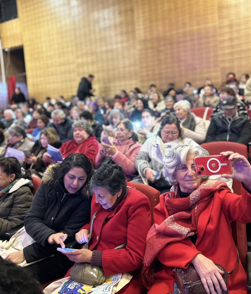 subtel_chile's tweet image. 📡 Está mañana, el subse Claudio Araya, la @SubseVoceriaGob, Nicole Cardoch y la directora nacional de @SENAMAGOB, Claudia Asmad, junto a la compañía de José Alfredo Fuentes, firmaron el convenio de colaboración para la  Inclusión Digital de personas mayores.

#BrechaDigitalCero