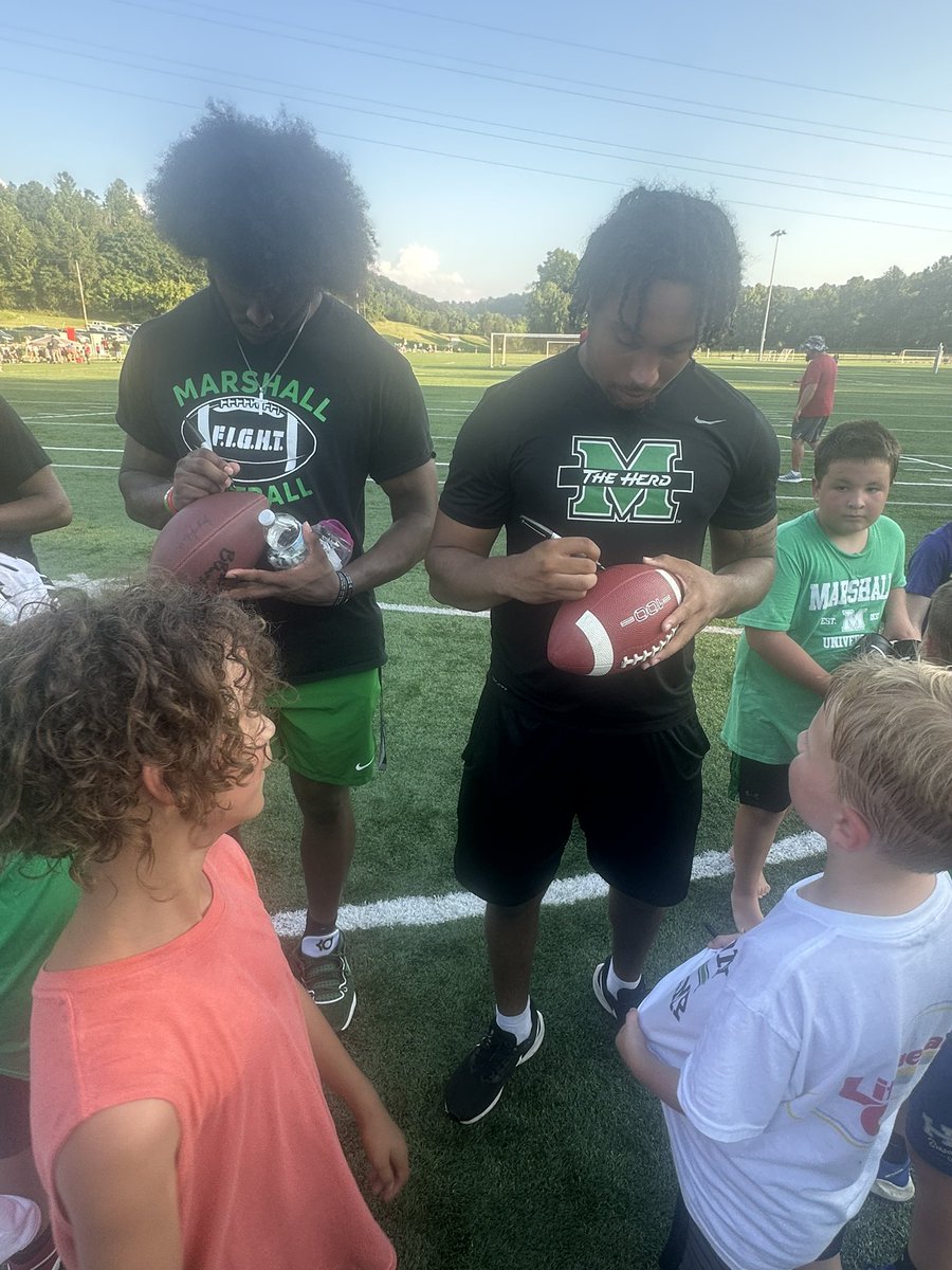 Jaydyn Johnson (@jayjohn_era) on Twitter photo Me and my teammates had a great time with the kids helping with the Barboursville youth football camp ! I can’t wait to have yall in The Joan cheering us on !💚🤘🏾 Me and my teammates had a great time with the kids helping with the Barboursville youth football camp ! I can’t wait to have yall in The Joan cheering us on !💚🤘🏾