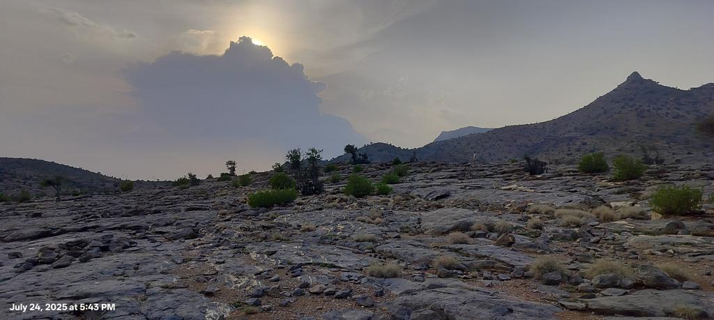 جبل شمس عصر هذا اليوم: مطر وهواء عليل ودرجة حرارة معتدلة. بلدة طيبة ورب غفور.