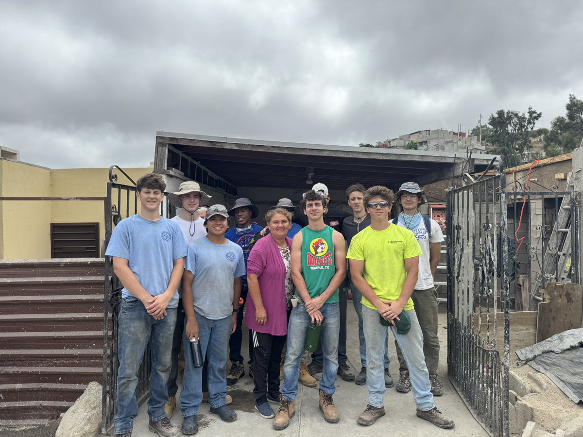 RockHighPres's tweet image. Another week, another group of Hawklets working as One in Christ, For Others! Here’s a group serving this week in Mexico. More fun photos coming. AMDG