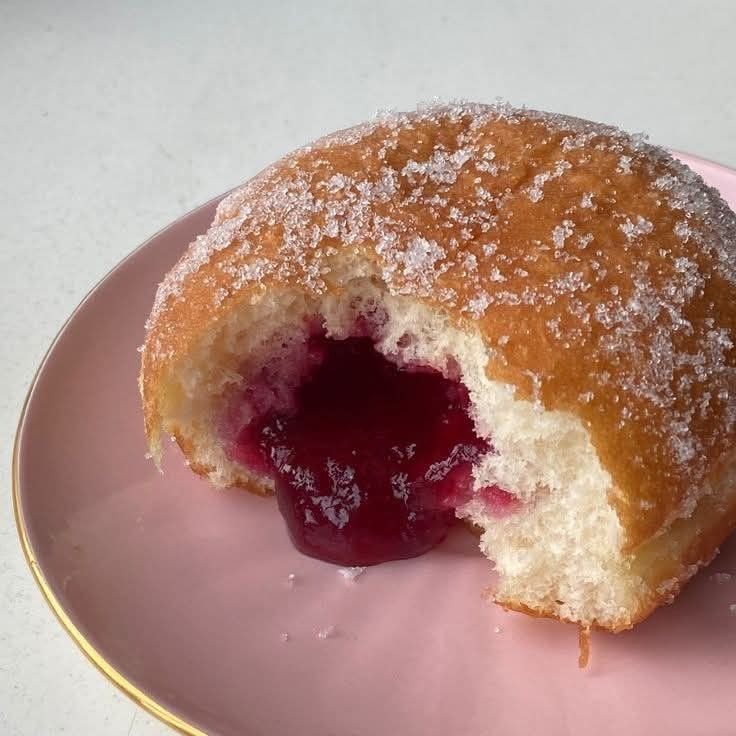picsturesfolder's tweet image. jam filled donuts