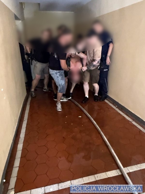 Fastinfoo's tweet image. GROZIŁ, ŻE WYSADZI BUDYNEK. 47-LETNI UKRAINIEC ZATRZYMANY.
Wrocławska policja zatrzymała obywatela Ukrainy, który w swoim mieszkaniu rozpylał gaz i inne substancje łatwopalne. Groził, że wysadzi cały budynek. Planował użyć palnika acetylenowego.
Blok ewakuowano a drzwi w jego…