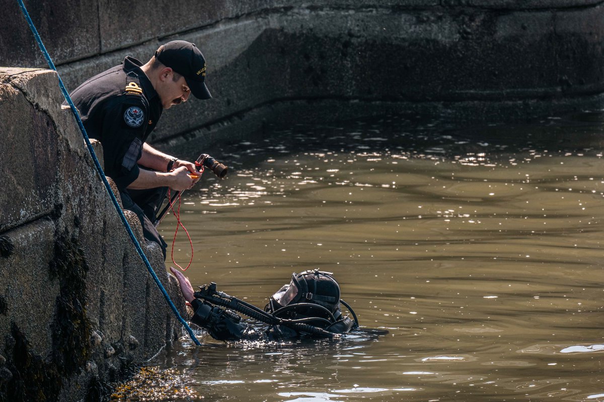 COIC_CJOC's tweet image. Force sous la surface. Préparation au-dessus.
Pendant l’Op HORIZON, l’équipage du NCSM Ville de Québec a mené des inspections sous-marines et des simulations d’incendie, démontrant son excellence en mer et au port.
#OpFAC #OpHORIZON #VilleDeQuébec