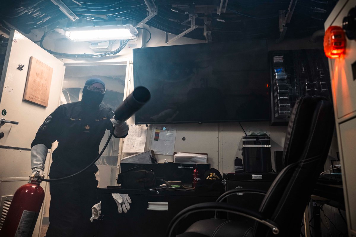 COIC_CJOC's tweet image. Force sous la surface. Préparation au-dessus.
Pendant l’Op HORIZON, l’équipage du NCSM Ville de Québec a mené des inspections sous-marines et des simulations d’incendie, démontrant son excellence en mer et au port.
#OpFAC #OpHORIZON #VilleDeQuébec