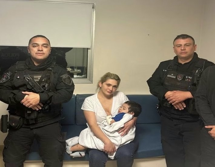 Les pido un fuerte aplauso para el oficial Gabriel Barrionuevo de la Policía de la Ciudad que acaba de salvarle la vida al pequeño Bastian de 2 años, quien estaba convulsionado en Avenida Santa Fe, Recoleta. "Es mi ángel de la guarda", dijo la mamá del nene. ¡GRACIAS, HÉROE! 🙌👏
