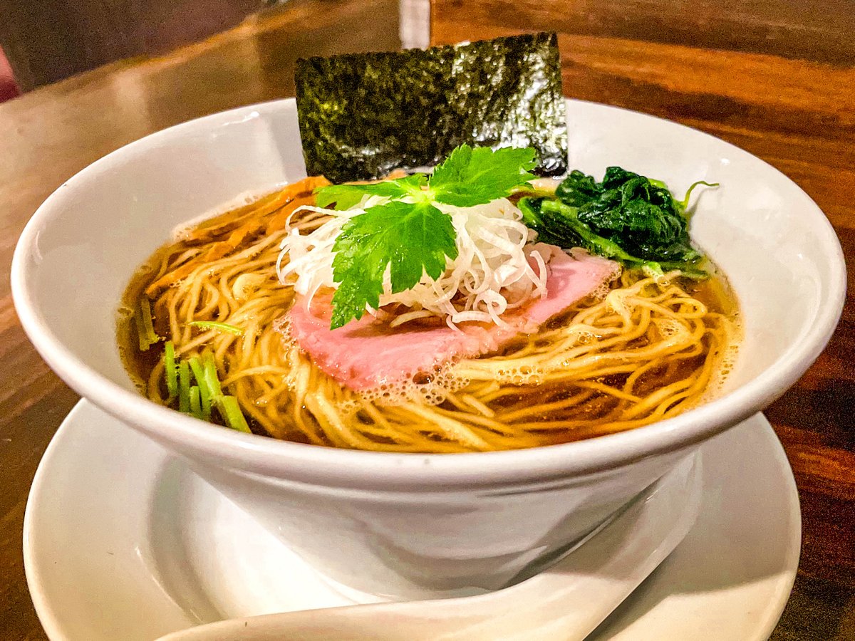 kugai_____'s tweet image. Ramen 永屋@三宿
らぁ麺(醤油)+大盛
自宅至近ながら煙草強いのビルのため控えてたところ、移転のPostを見て至急訪問。
スープは油層厚めで醤油軽く支えの節乾物中心で、極細ゆる縮れ麺と絡み美味しい。具は薄切りの焼豚とメンマ・三つ葉。移転先は新小岩とのこと。次の場所でも成功を祈念。