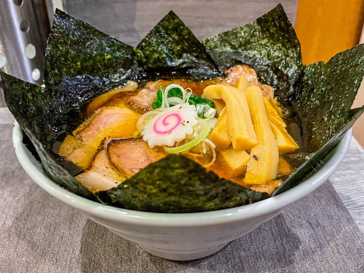 kugai_____'s tweet image. 手打ち 蓮@森下
醤油チャーシュー麺+メンマ+卵かけご飯
スープは旨みしっかりで且つ凛々しい味わいで激ウマ🌟 温度が下がるとさらにコク強くなり凄いことに。色々な様相を味わえとても嬉しい。手打ち麺は今日も魂宿る逸品。後半、煮干油で油感煮干感が強くブーストされ幸せ。
今日も大満足💯‼️
