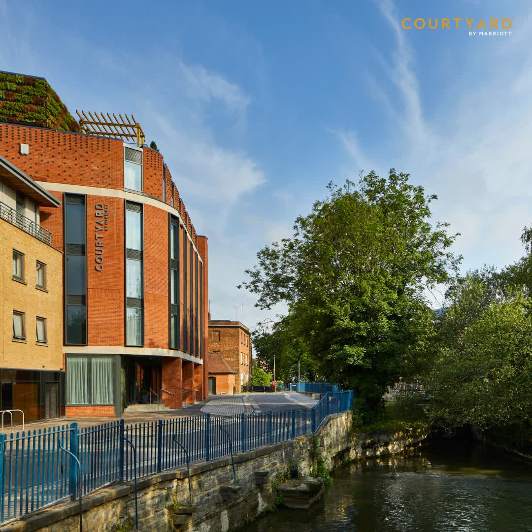 ExperienceOx's tweet image. Looking for a place to stay in #Oxford ? π Courtyard Oxford City Centre provides 149 contemporary bedrooms within the leafy and tranquil heart of Oxford City Centre. π
Find out more β‘ bit.ly/2KtT3rX
#ExperienceOx #OxfordHotels