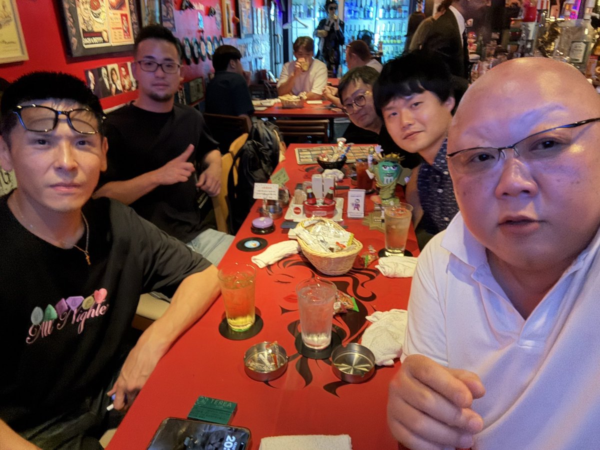 MASURAO001's tweet image. 昨夜は岩橋さん&秋田書店&渡辺さんの次のプロジェクト会議。
二瓶さんのマジックバーではもうわけわからん状態に。
楽しい最高の時間をありがとうございました!