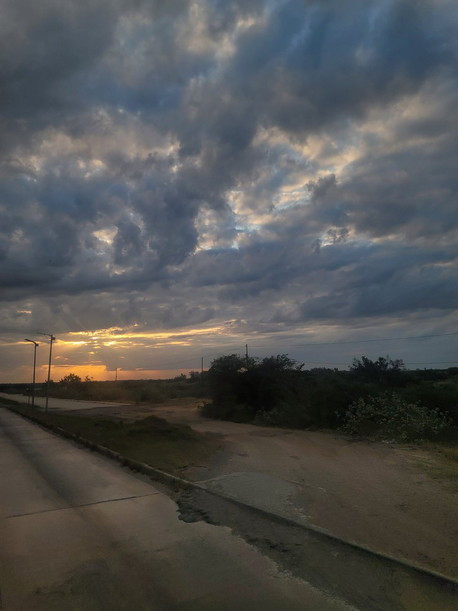 artifex_s17's tweet image. The twilight sets in along comes the shadowy beauty of night 🌙