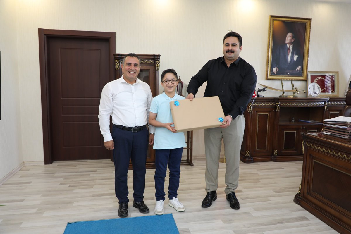 📍Viranşehir

LGS’de tüm soruları doğru yanıtlayarak Türkiye birinciliği elde eden kıymetli öğrencimiz Muhammed Emir Özdemir, ailesi, okul müdürü Necmettin Burun ve İlçe Milli Eğitim Müdürü Çetin Gören ile birlikte Kaymakamımız Sn. Kemal Ülkü’yü makamında ziyaret etti.