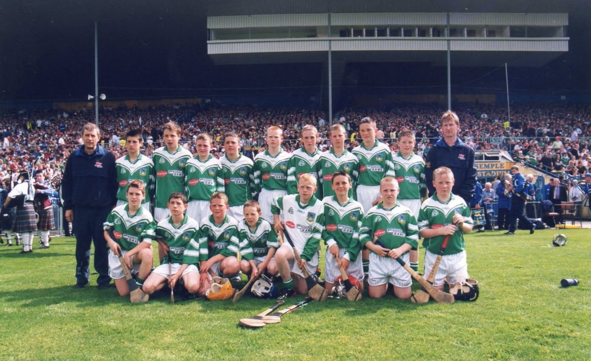 NapGAA's tweet image. May 25th, 2003 - The @LimerickCLG Primary Game team that took on @WaterfordGAA at half time of the @MunsterGAA Championship in Thurles. Na Piarsaigh men Cian O&apos;Shea, front 3rd left, John Joe Ryan standing 5th from right, and the bould Kevin Downes. I&apos;ll let ye pick Downesy out.