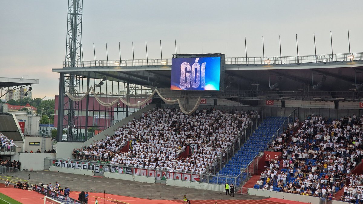 SzpilNa's tweet image. Europejskie sektory gosci #1
Kibice @LegiaWarszawa w Ostravie na meczu drugiej rundy kwalifikacji Ligi Europy.
#PolscyKibice