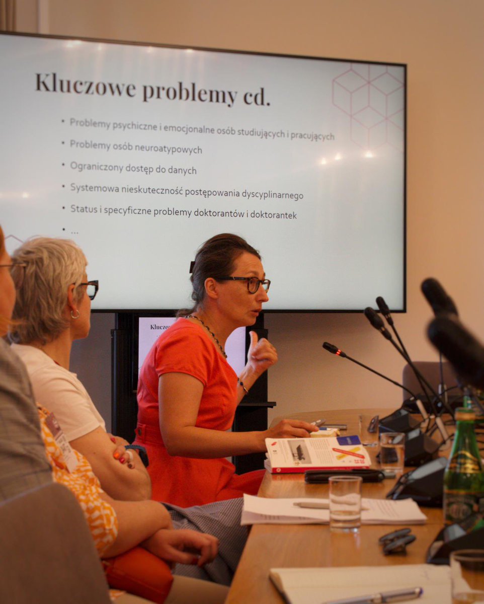 MNiSW_GOV__PL's tweet image. Ministerstwo aktywnie angażuje się w działania mające na celu przeciwdziałanie mobbingowi w środowisku akademickim - wypracowujemy odpowiednie standardy, procedury i wsparcie dla ofiar.
📍 Dziś w Sejmie wiceministra @KarolinaZioloP podczas posiedzenia Podkomisji stałej ds. nauki…