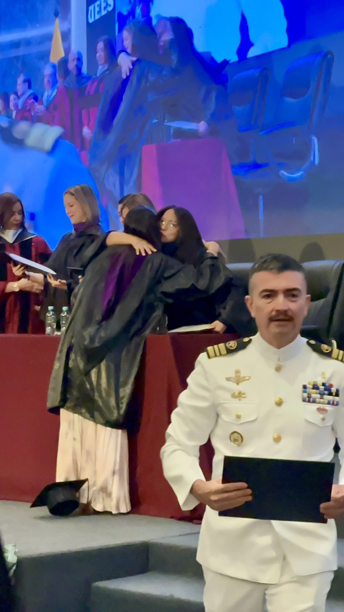 EdwinOrtegaS's tweet photo. Es inverosímil pero a la vez pletórico de fe y resiliencia entender que una persecución haya marcado la vida de mi familia, más aún cuando esa persecución ha hecho de un niño un joven ejemplar. 

Hoy mi hijo mayor se gradúa con honores en la UEES de sicólogo clínico, sin embargo tuve que retirar yo su título. 

Mi familia tuvo que migrar luego de lo ocurrido con mi carrera y con la muerte de Fernando Villavicencio. 

Aún bajo amenaza, me quedé en el Ecuador con la frente en alto y más aún a la distancia con un hijo que me llena de orgullo, amor y alegría. 

Seguro hijo que donde te encuentres sabrás dejar en alto tu título como gran ser humano y profesional. También, y te lo digo con mayúsculas, LA HUMANIDAD SERÁ MEJOR CON TUS ESTUDIOS CIENTÍFICOS y la ayuda que darás a quienes la requieran. 

Gracias Silvia y Xavier por cuidar y apoyar a ese tesoro.

Pronto estaré junto a ustedes luego de cumplir mi misión en la Armada del Ecuador.

Te amo…
