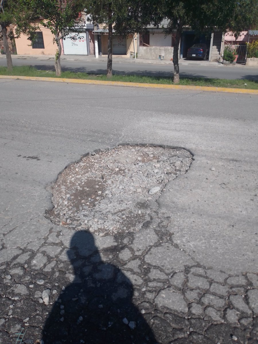 CICsal's tweet image. *BACHE* Ciudadano(a) reporta Bache señala que este bache en Manuel W González y Gustavo Elizondo, ampl 26 de Marzo en ese entonces estaba pequeño....así está actualmente en Calle Capitán Gustavo Elizondo 3255, C.P. 25070, Entre Boulevard Manuel W. González y Boulevard Enrique…