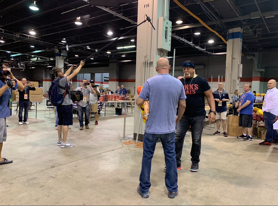Steve_Grad's tweet image. RIP to the legend @HulkHogan fond memories from years gone by Including BHS @pawnstars filming at the @nsccshow in 2019