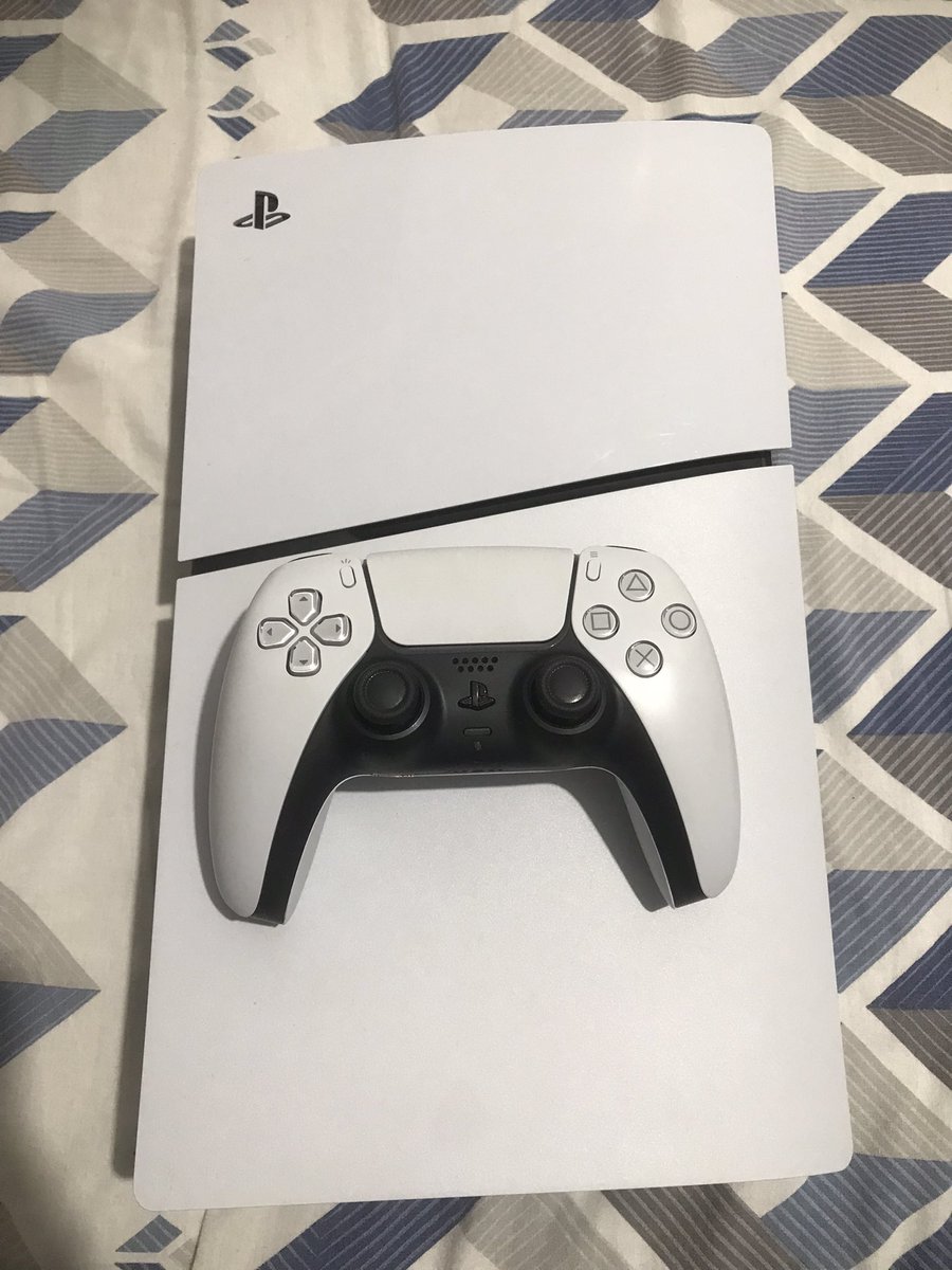yzraks's tweet image. Salve povo, tô vendendo meu Ps5+controle padrão+ controle Edge. Caso tenha interesse, chama dm. Quem puder dar aquele rt pra ajudar, agradeço de coração.
