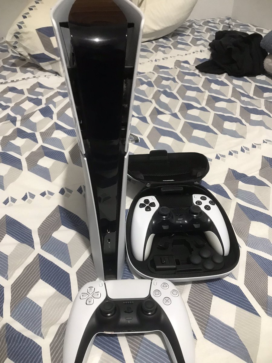 yzraks's tweet image. Salve povo, tô vendendo meu Ps5+controle padrão+ controle Edge. Caso tenha interesse, chama dm. Quem puder dar aquele rt pra ajudar, agradeço de coração.