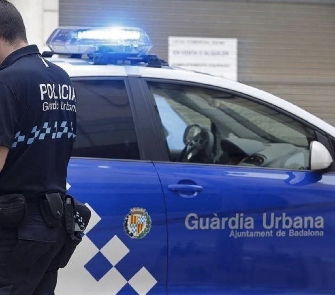 Un ghanés de 46 años y con 50 detenciones anteriores, es detenido por la Guardia Urbana infraganti cuando intentaba robar en un almacén de Badalona.
Lo de este País es para nota, más de 50 detenciones y sigue aumentando su currículum de robos.
…Tiene más detenciones que años🤦‍♂️
