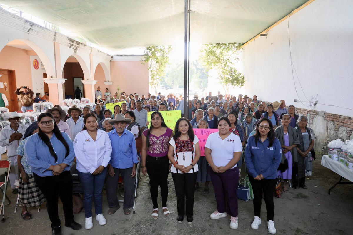 En nuestra visita por San Baltazar Chichicápam nos reunimos con su gente para entregar las canastas alimentarias y aparatos funcionales a las personas mayores de este municipio del distrito de Ocotlán.

#NadieSeQuedaAtrásNadieSeQuedaAfuera