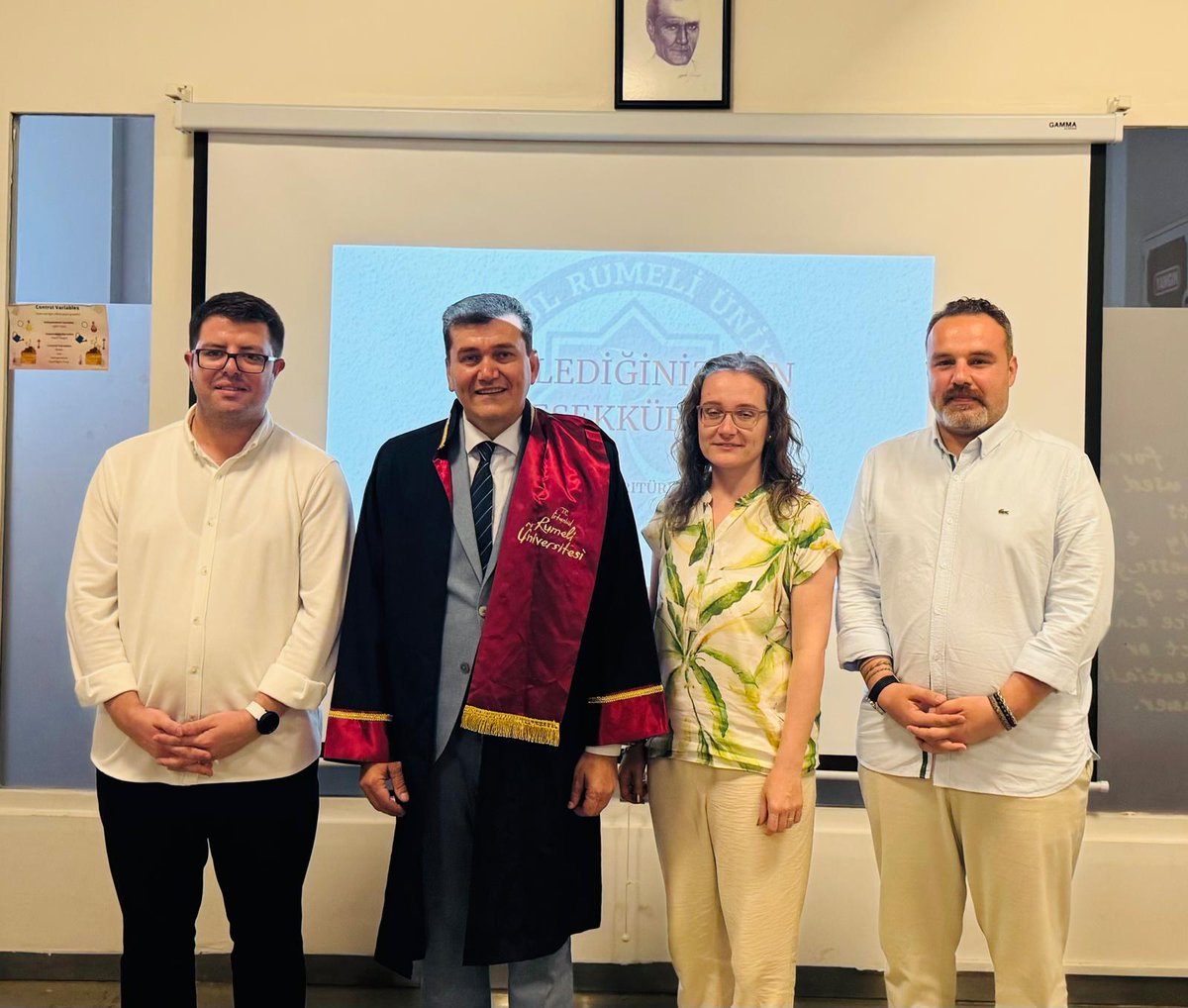 İstanbul Rumeli Üniversitesi Siyaset Bilimi ve Ekonomi Yüksek Lisans Programında tez danışmanlıklarını yürüttüğüm Sn. Emrah Yurtlak ve Sn. Zeki Arıtürk tezlerini başarıyla savunup mezun oldular. Kendilerine akademik yolculuklarında ve meslek hayatlarında başarılar diliyorum.