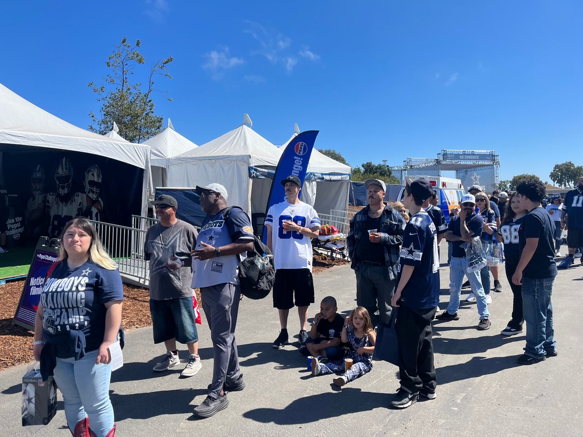 VVinzetta's tweet image. Dallas Cowboys fans awaiting entry into Thursday morning practice. @KENS5 #DallasCowboysTrainingCamp