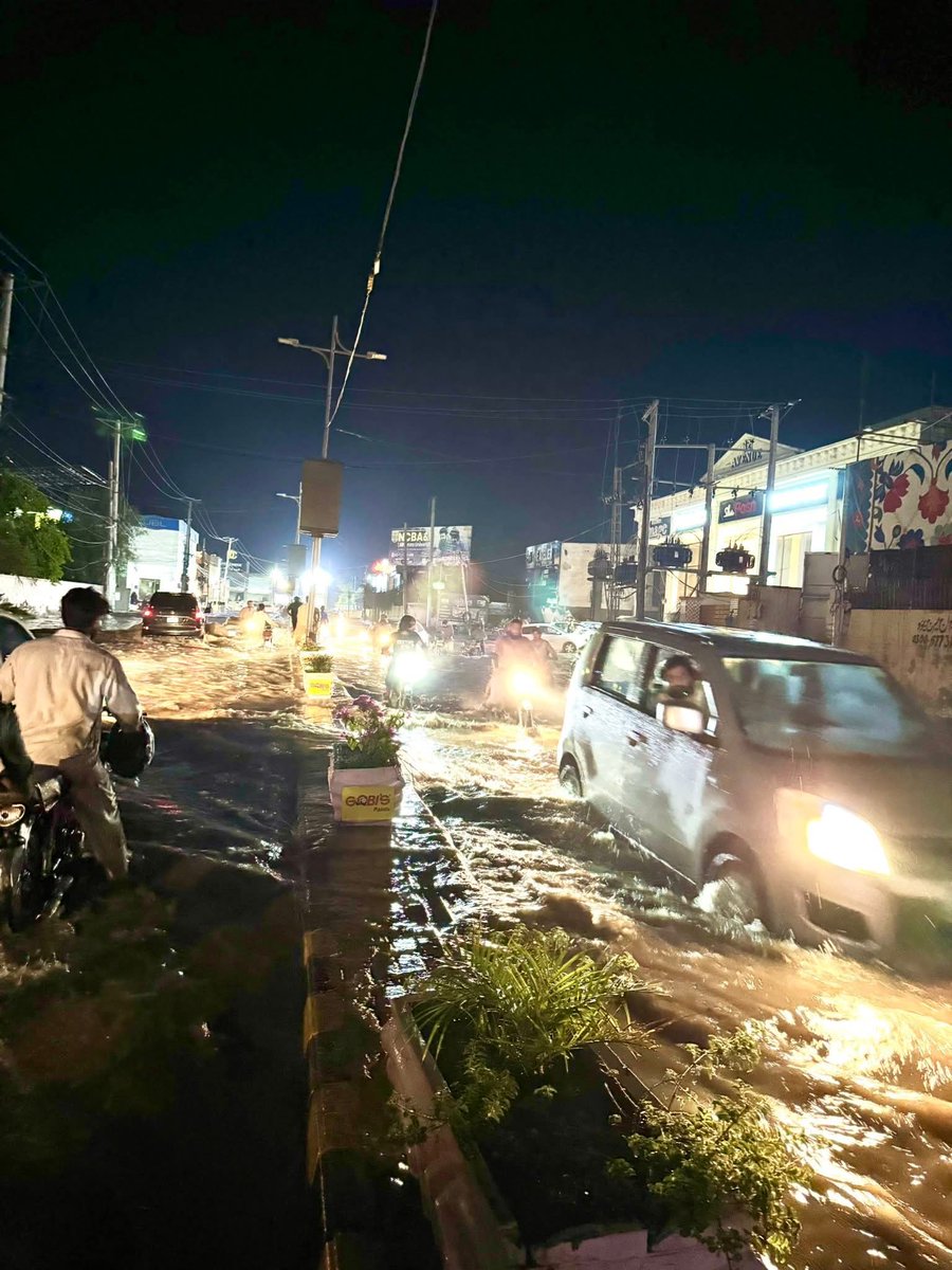 DsdDte's tweet image. ملتان کا مشہور برینڈ روڈ جہاں پاؤں رکھنے کی جگہ نہیں ہوتی
آج حالات دیکھیں
#multan
