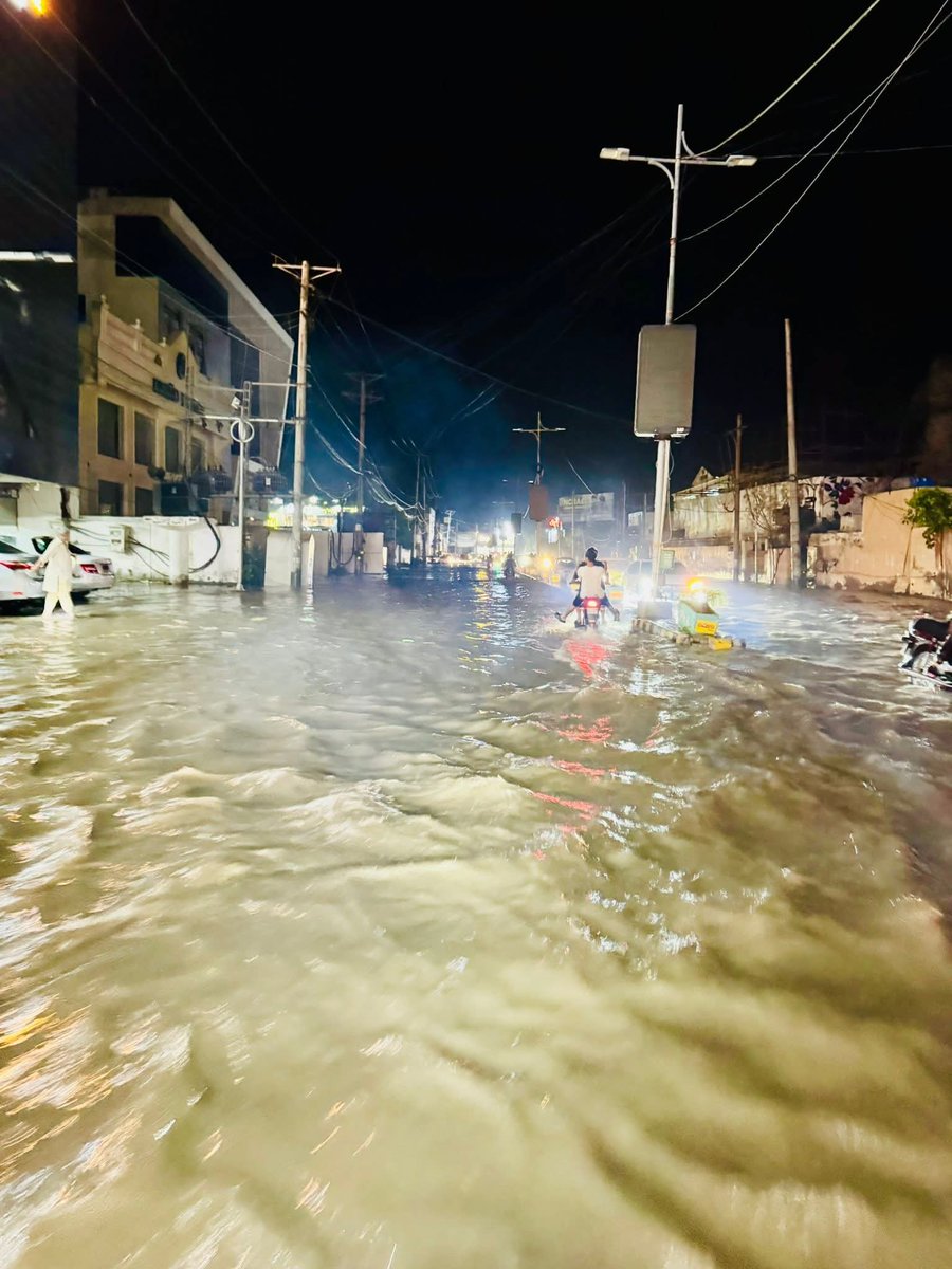 DsdDte's tweet image. ملتان کا مشہور برینڈ روڈ جہاں پاؤں رکھنے کی جگہ نہیں ہوتی
آج حالات دیکھیں
#multan