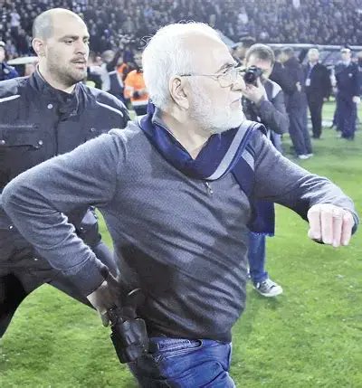 FullCannstatt's tweet image. Exklusive Bilder von PAOK Besitzer Ivan Savidis am Flughafen von Amsterdam, wo er sich auf die Suche nach Giannis Konstantelias macht. #PAOK #VfB #Konstantelias