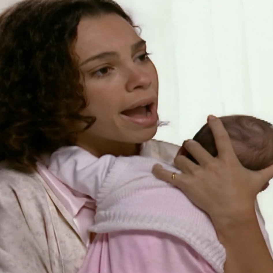 Mari___aa's tweet image. ela sai com a bebê, a bebê fica com febre e a culpa é do Caio #historiadeamor