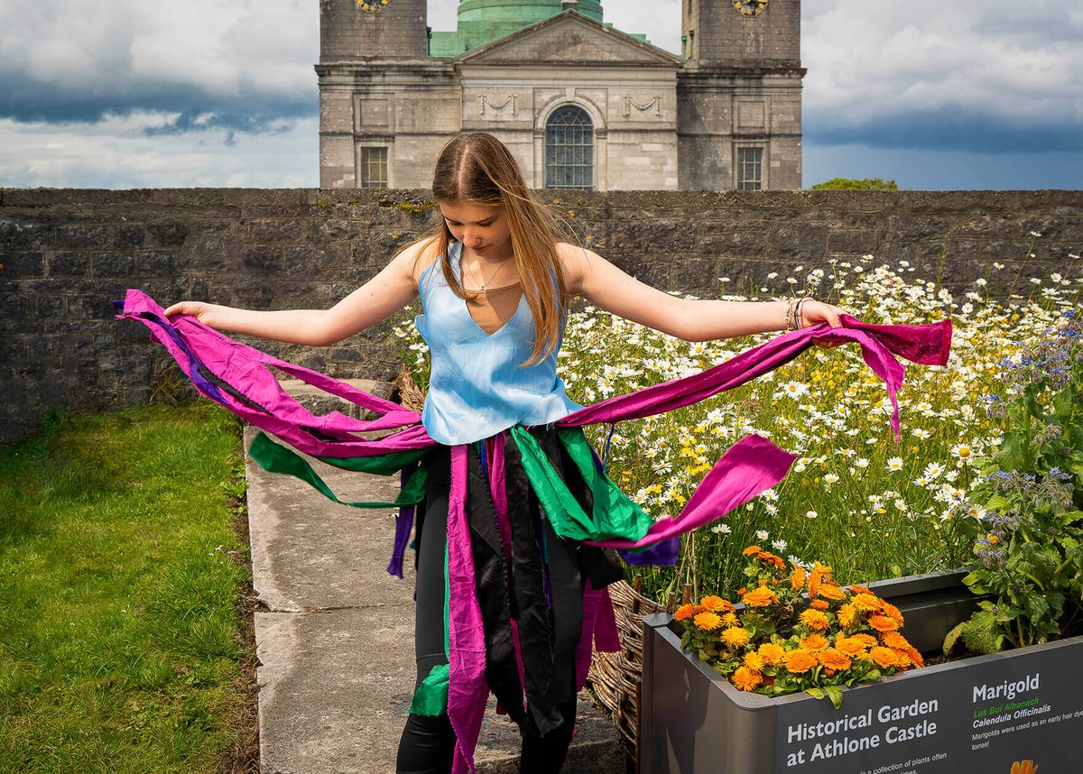 Garden to Gallery Couture; an exhibition of photography by Chris Burke, will be launched on 1st August at 4:30pm at Luan Gallery, with performances by members of Athlone Youth Orchestra &amp; Féile na Sionainne. The exhibition will continue until 10th August.

athloneartsandtourism.ie/whats-on/luan-…