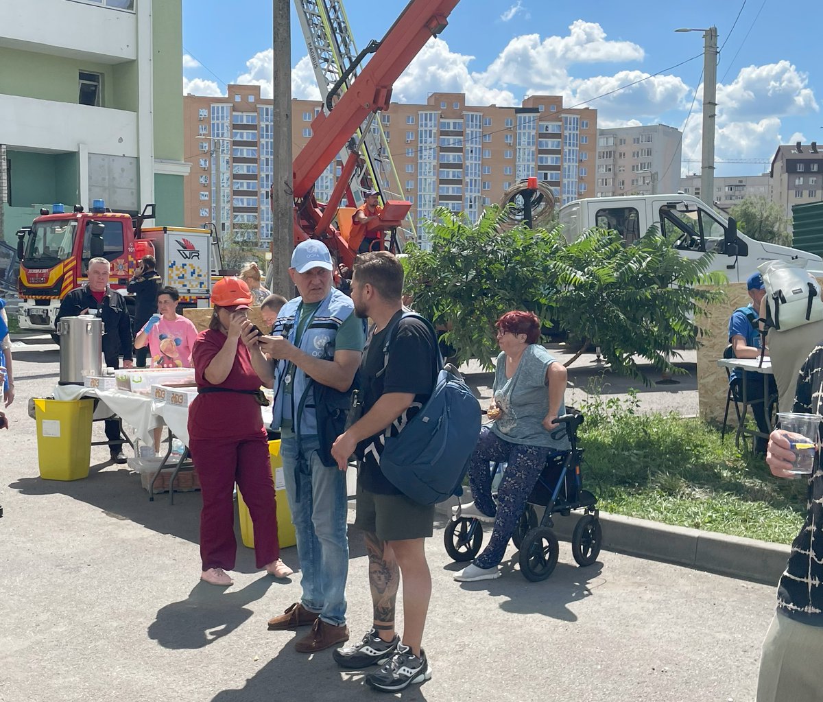 OCHA_Ukraine's tweet image. Following today’s deadly midday attack in #Kharkiv, rescuers, municipal workers, humanitarian partners and UN agencies are on the ground supporting affected residents.
They are providing emergency medical, psychological, shelter and other vital assistance to those affected.