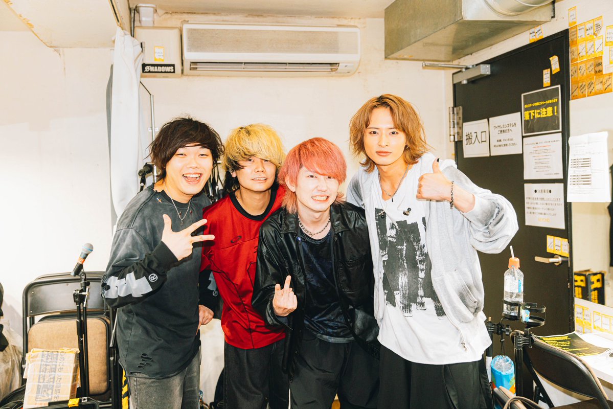 EVE_OF_THE_LAIN's tweet image. 本日お昼12時に
新ライブ解禁あります☑︎