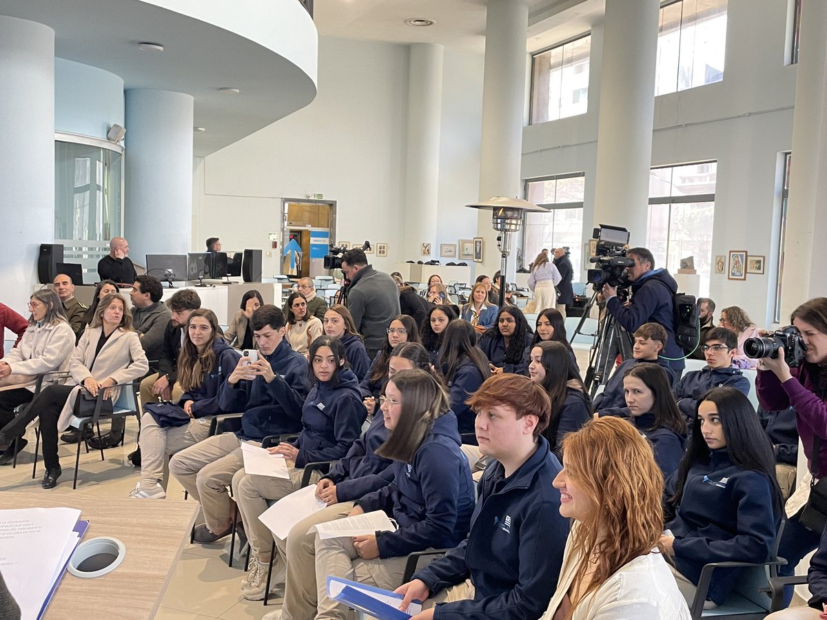 La delegación está conformada por 19 estudiantes, uno por cada departamento, y dos docentes, que representarán a nuestro país en el encuentro internacional del Parlamento Juvenil del Mercosur, que se desarrollará en Foz de Iguazú 🇧🇷 del 11 al 15 de agosto de este año.