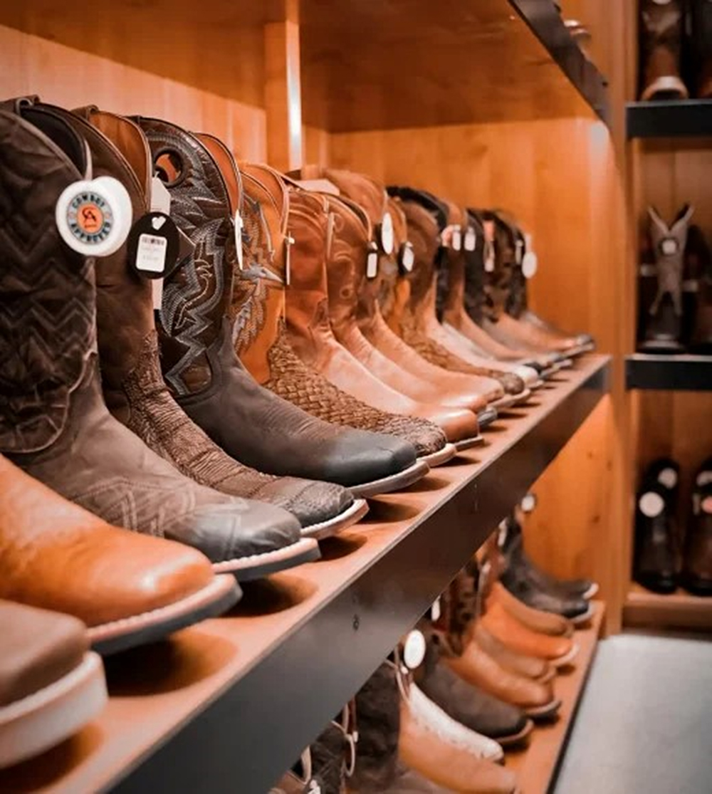 TwisTEDRodeo's tweet image. The @GoodingProRodeo is teaming with the @JAEFoundation to help raise awareness and contributions for improved mental health one cowboy boot at a time. twistedrodeo.com/2025/07/24/eve… 📸 JAE Foundation