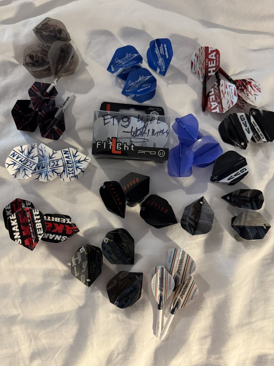 mmleak1605's tweet image. Amazing what I find in bags and my suitcase these are all used flights some match used some practice used. All for the charity.
But some things to remember, I will not split and I have no idea what games they came from before you ask. If you would like to bid on them, please DM…