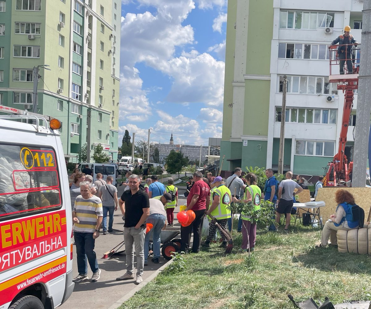 OCHA_Ukraine's tweet image. Following today’s deadly midday attack in #Kharkiv, rescuers, municipal workers, humanitarian partners and UN agencies are on the ground supporting affected residents.
They are providing emergency medical, psychological, shelter and other vital assistance to those affected.