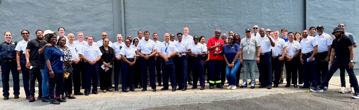 SafeDC's tweet image. It was a successful multiagency taskforce walk in Ward 8 yesterday along the South Capitol Street corridor. Thanks to our partners, including summer interns from @dcfireems, for their work engaging with residents and sharing information on District programs and services.