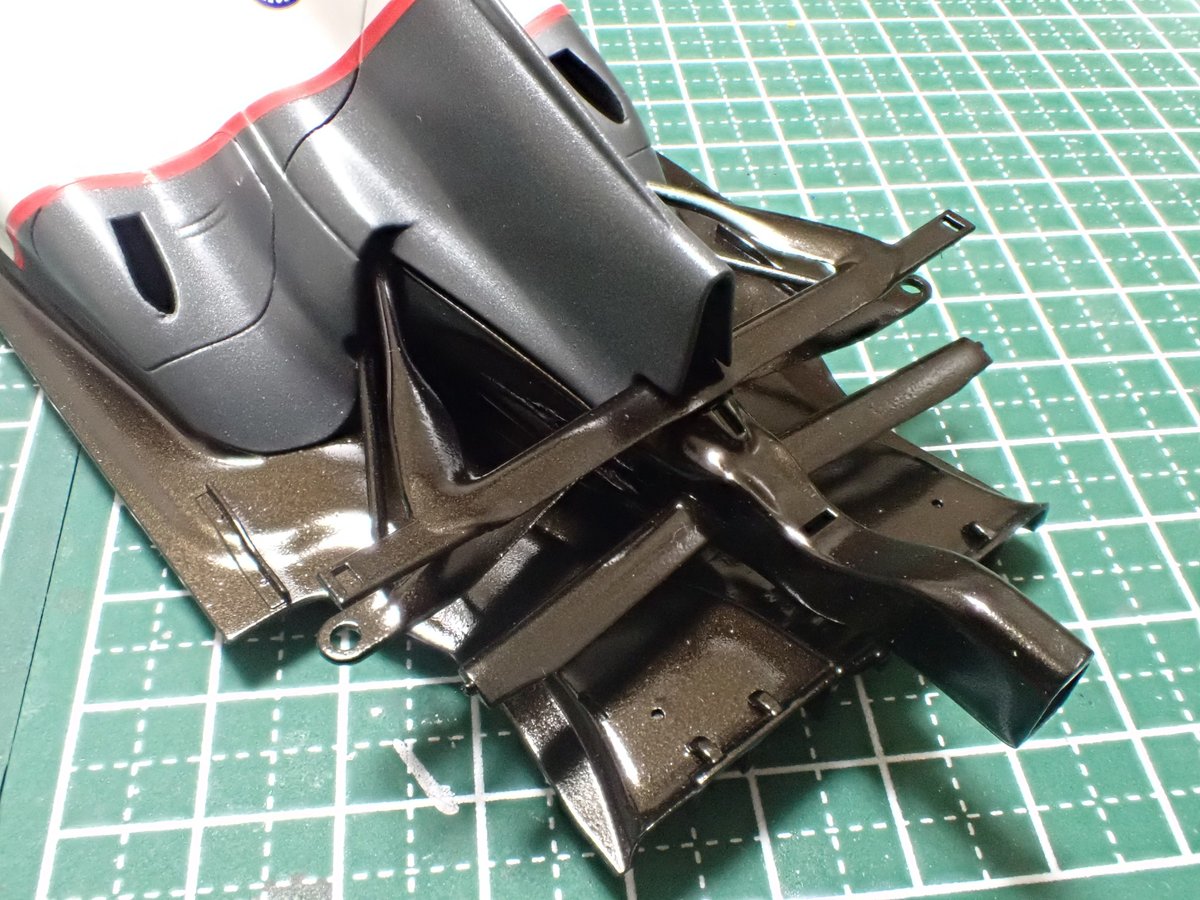 1/20 フジミ ザウバーC31 日本GP仕様🇯🇵

デカール乾燥の間にアンダーパネルとリア周りを塗装。今回試したのはフィニッシャーズさんの限定色・ケブラー。ピュアブラックを下地にして、ケブラーを塗装すると…薄っすらなゴールド感とツヤ感があり、それっぽくて良いのではないでしょうか👍

#SauberC31