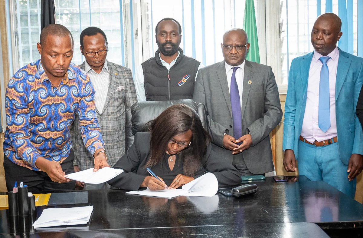 PrinceNdwiga1's tweet photo. Governor @CecilyMbarire has signed the 2025/2026 Embu County Budget, paving the way for strategic investments and improved service delivery. County leaders witnessed the milestone.
#KavindaNiGaka #EmbuCounty #Mara
#Rutodelivers #ecitizen https://t.co/eZWjSrdFHp