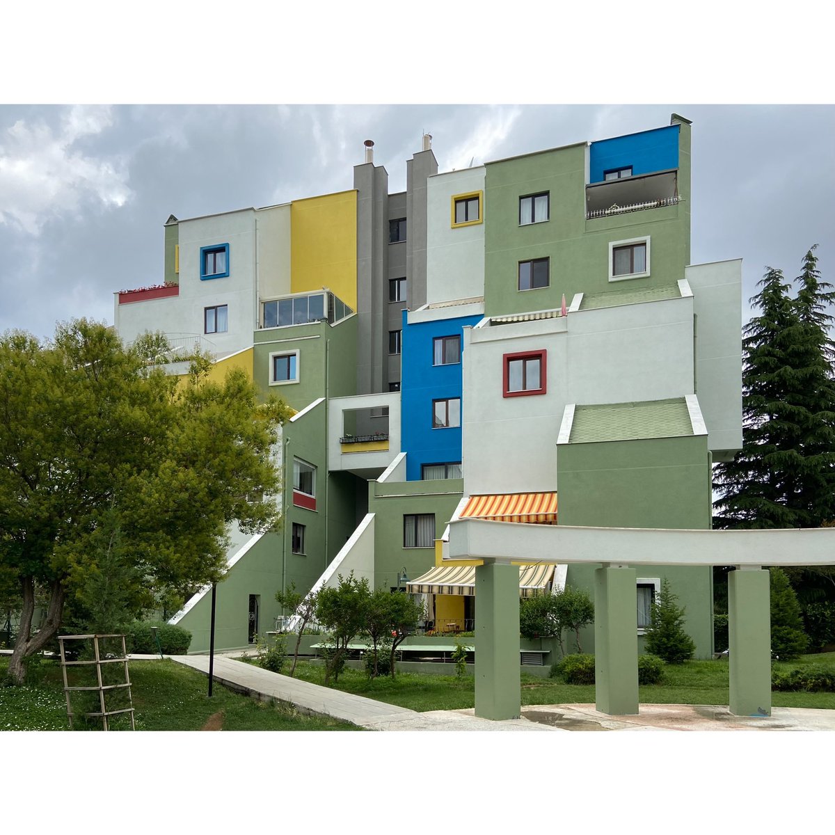 etginlik's tweet image. Ankara'da 1990 yılında Ulusal Mimarlık Ödülü kazanan Terasevler Sitesi.