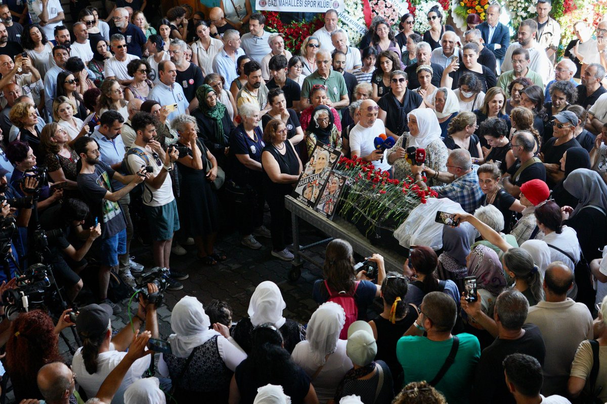 Ülkemizin insan hakları mücadelesinin ve Cumartesi Anneleri'nin sembol isimlerinden biri olan Emine Ocak’ı, Gazi Cemevi’ndeki törenle sonsuzluğa uğurladık. 

Ailesinin ve sevenlerinin başı sağ olsun. Devri daim olsun.