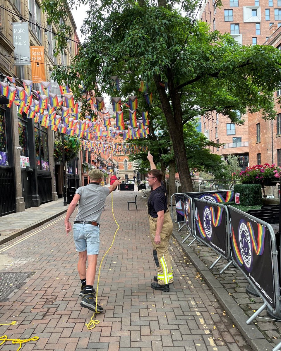 manchesterfire's tweet image. Today we’ve been with partners in Manchester city centre, to share important water safety information with businesses - including what to do if you see someone struggling in the water (call, tell, throw).
The session included training on how to use a reach pole and throwline.