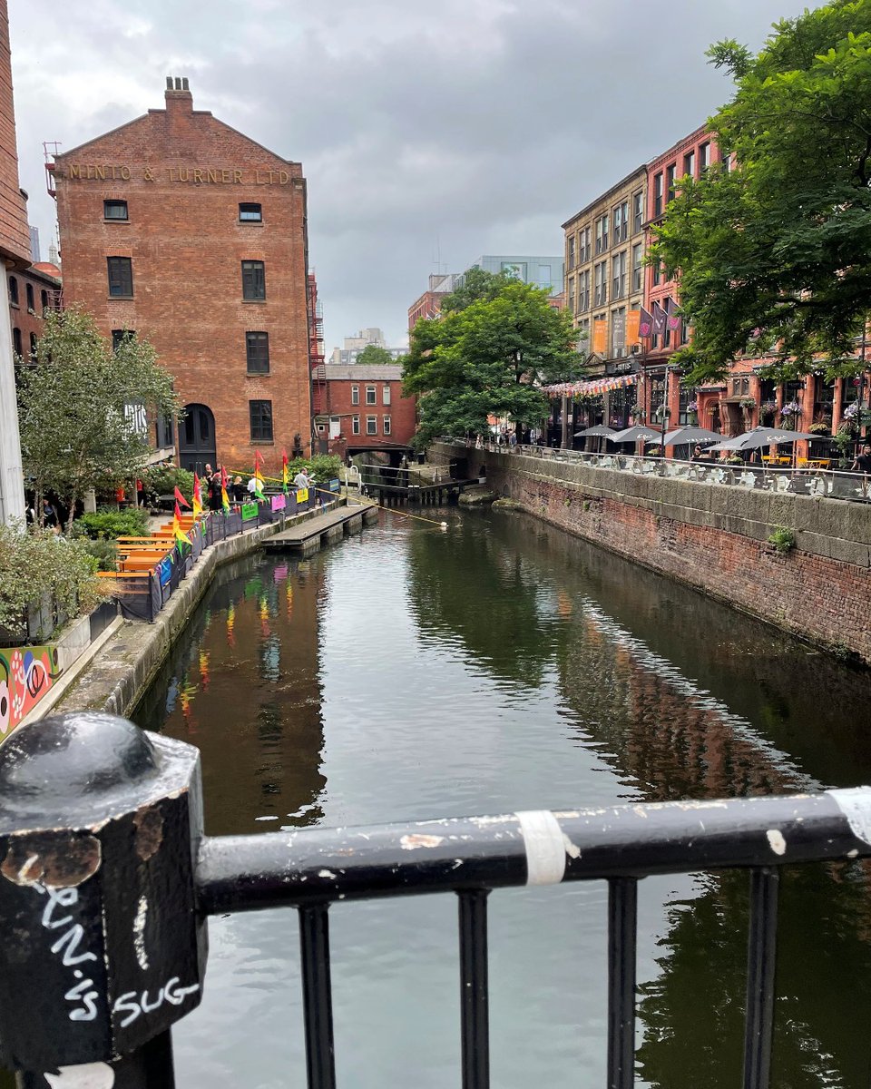 manchesterfire's tweet image. Today we’ve been with partners in Manchester city centre, to share important water safety information with businesses - including what to do if you see someone struggling in the water (call, tell, throw).
The session included training on how to use a reach pole and throwline.